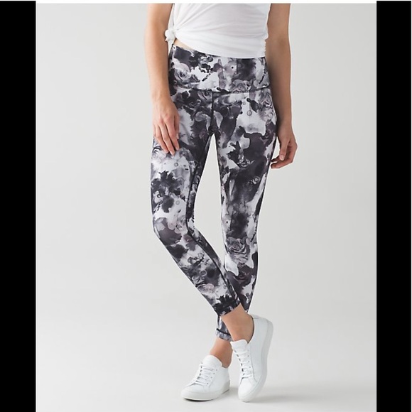 lululemon athletica Pants - EUC LULULEMON  Wunder Under Crop (Hi-Rise) 8